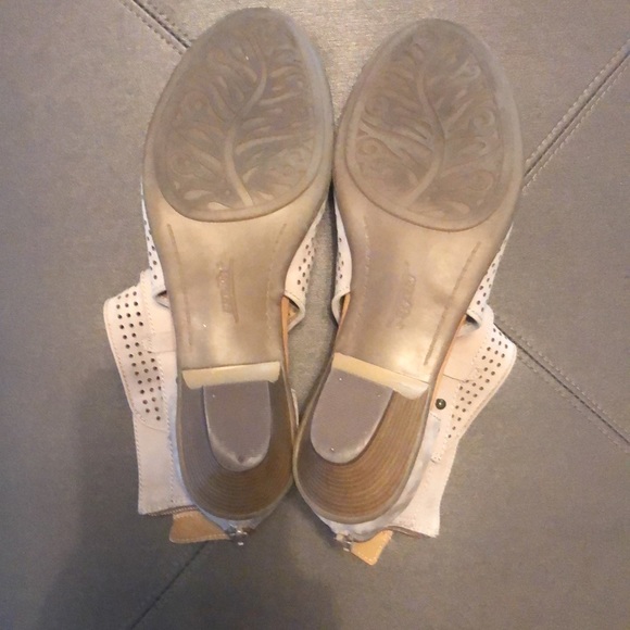 Fall in LOVE🍂 These shoes are sooo dang cute and ready to create your look 😍 - Picture 5 of 7